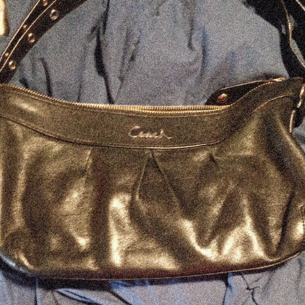 Coach Black Shoulder Bag with Elegant Design
